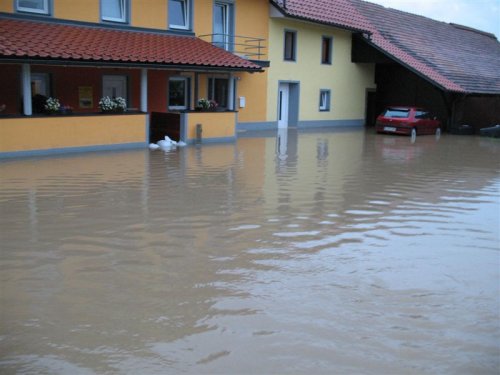 V sosednjih Suhadolah je tudi voda zalila hiše